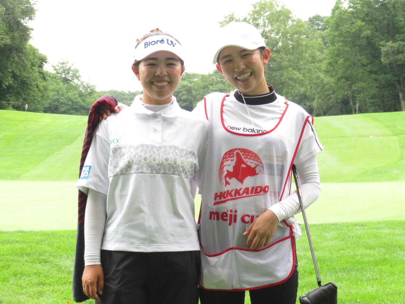 プロアマ戦で18ホールを回り終えた直後、キャディーを務める妹の蘭さん（右）と並んで満面の笑みを見せる山下