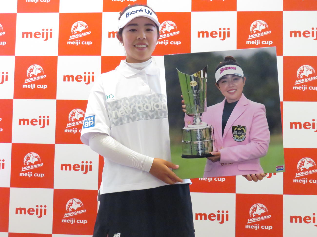 関西運動記者クラブ・ゴルフ分科会から昨季の優秀選手賞の表彰を受け、受け取った写真パネルを手に笑顔の山下
