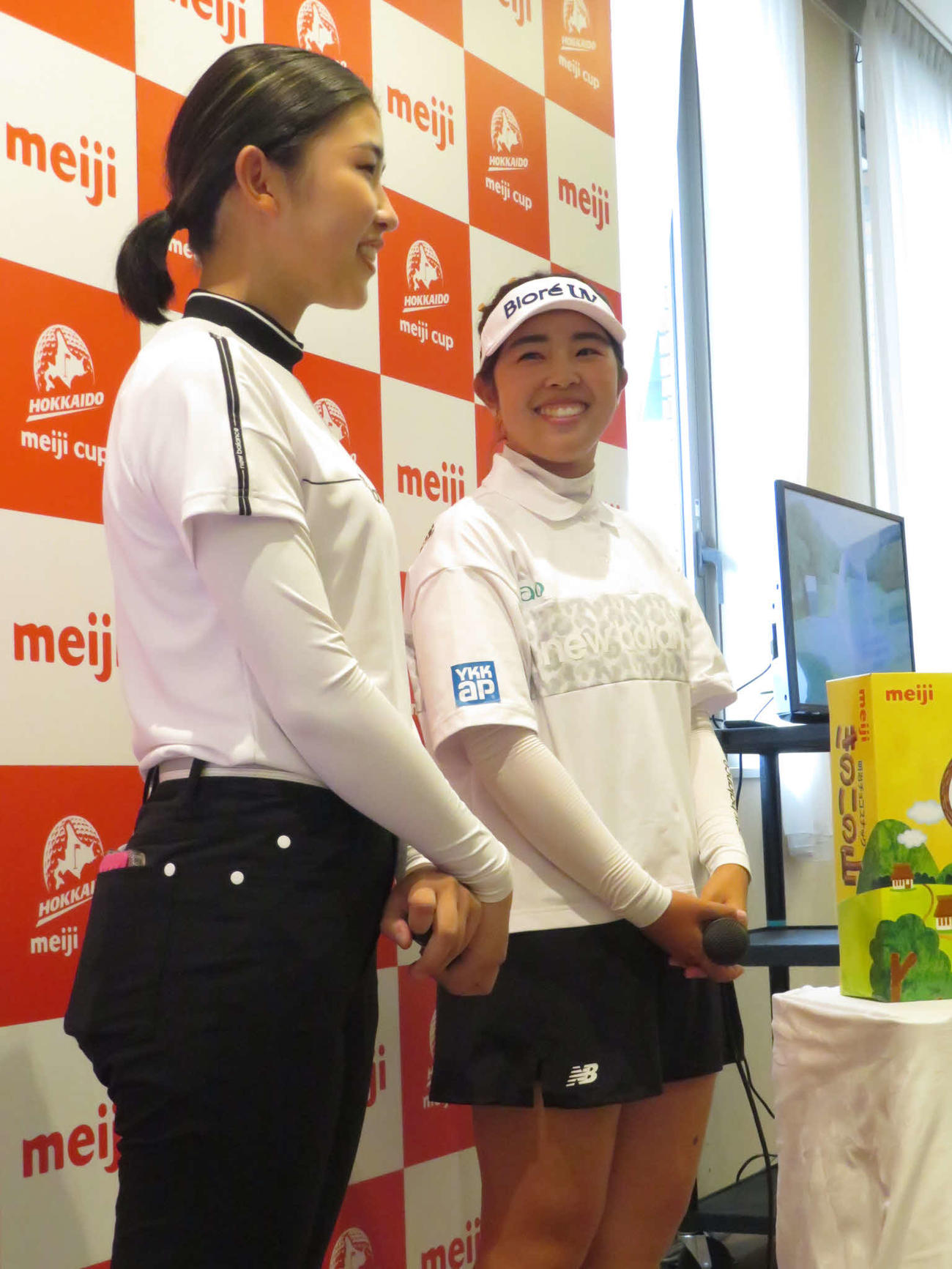 キャディーを務める妹の蘭さん（左）と並び、笑顔でインタビューに応じた山下美夢有