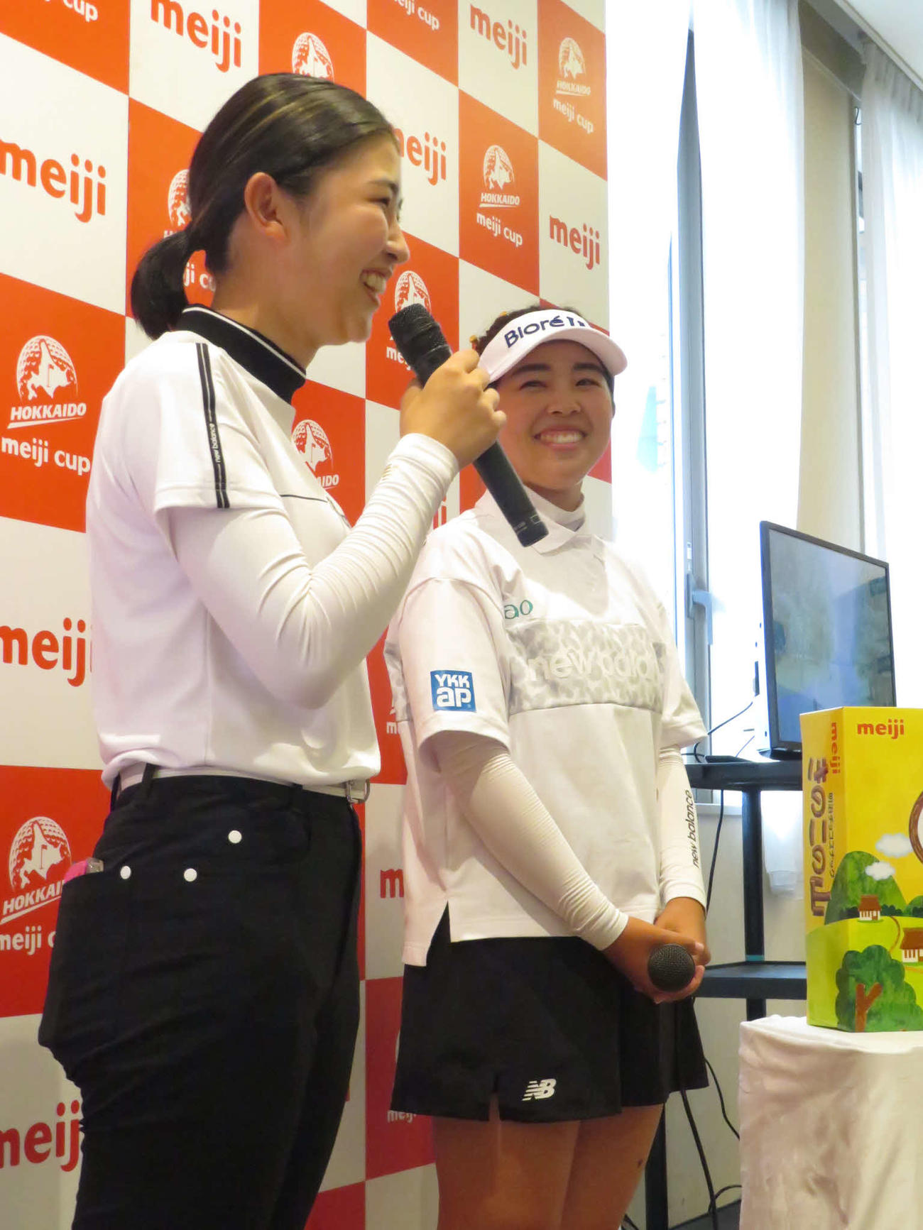 キャディーを務める妹の蘭さん（左）と並び、笑顔でインタビューに応じた山下美夢有