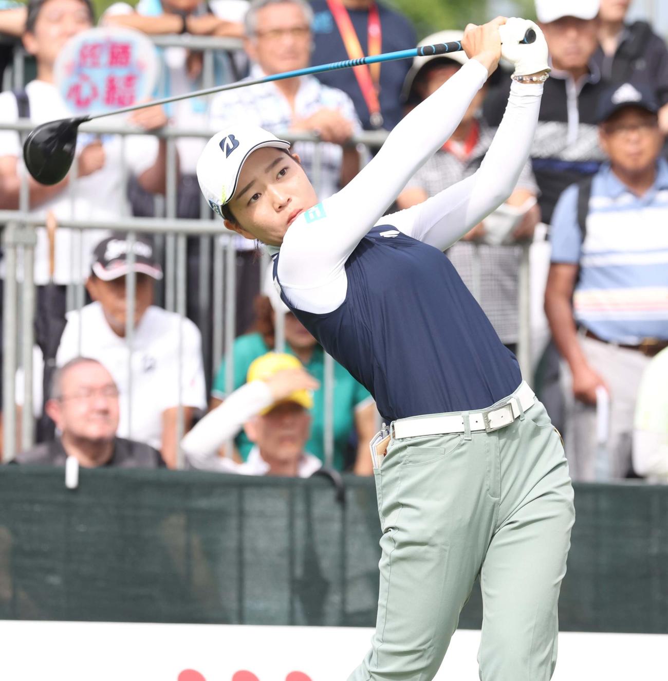 1番、ティーショットを放つ佐藤（撮影・黒川智章）