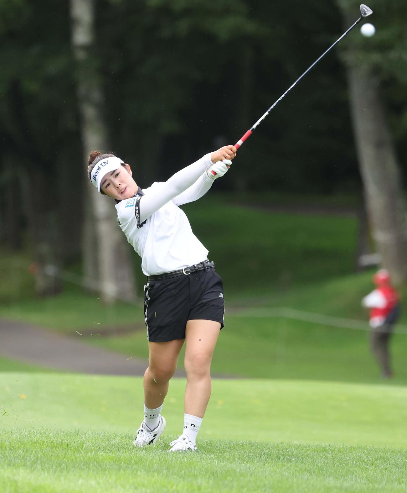 9番、セカンドショットを放つ山下（撮影・黒川智章）