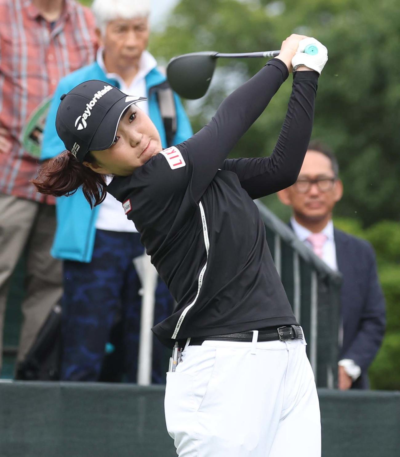 1番、ティーショットを放つ山内（撮影・黒川智章）