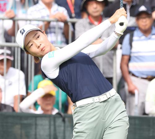1番、ティーショットを放つ佐藤（撮影・黒川智章）