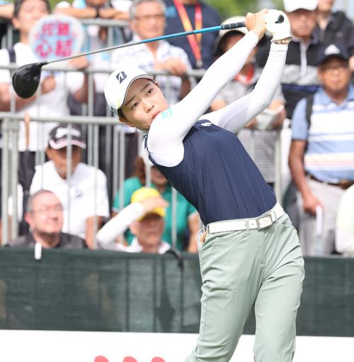 1番、ティーショットを放つ佐藤（撮影・黒川智章）