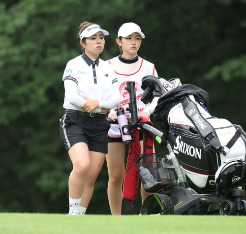 キャディーを務める妹蘭さん（右）とコースをまわる山下（撮影・黒川智章）