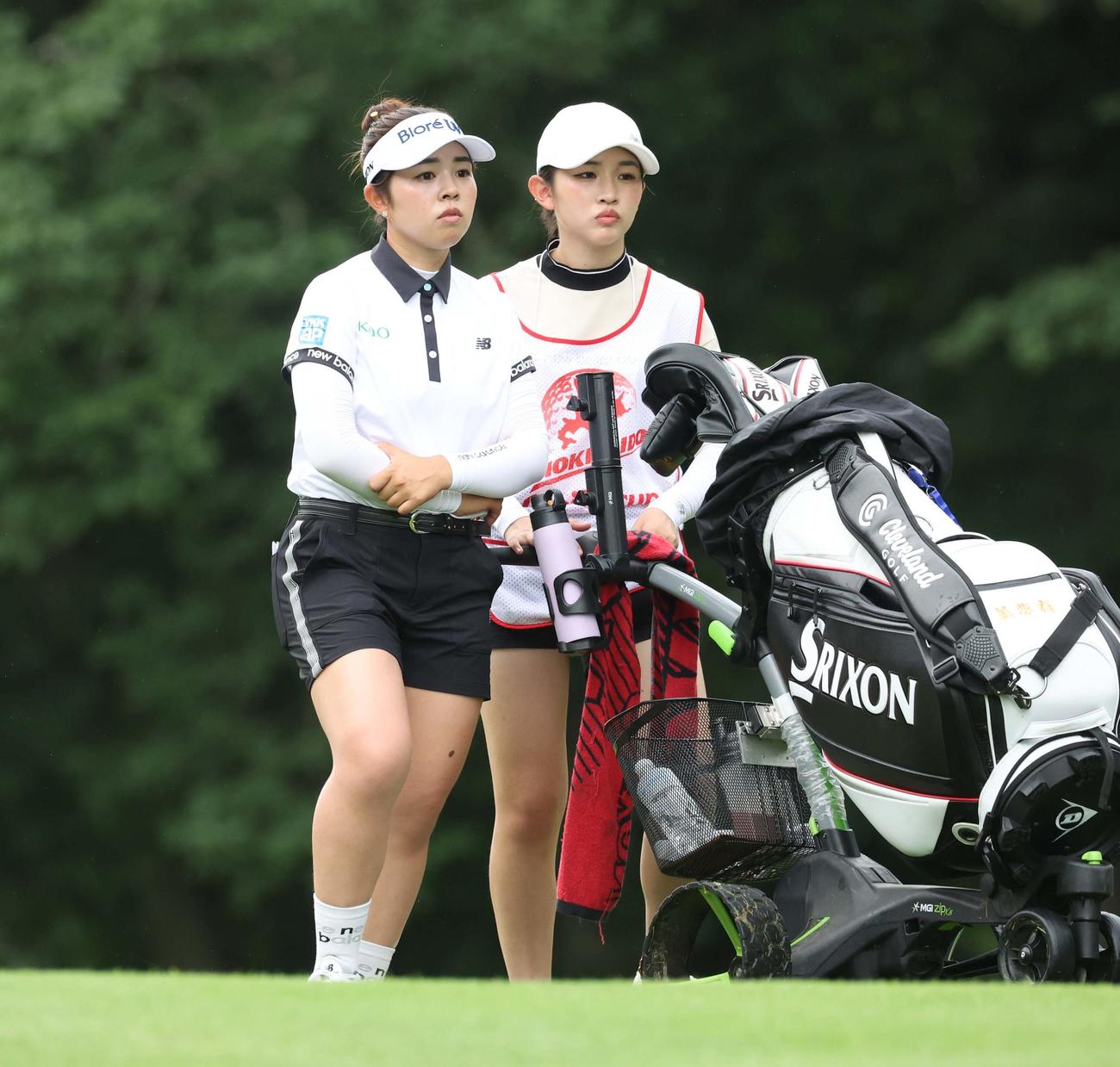 キャディーを務める妹蘭さん（右）とコースをまわる山下（撮影・黒川智章）