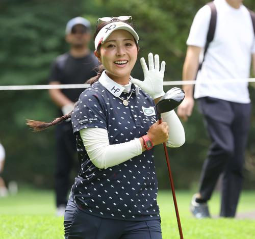 北海道meijiカップ　第2日目　4番、笑顔で手を振る青木瀬令奈（撮影・黒川智章）