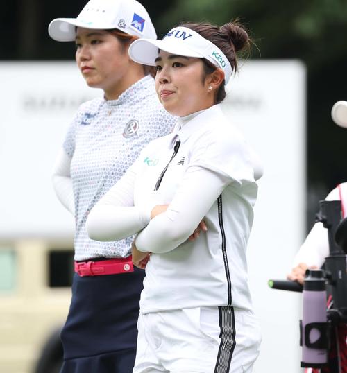 北海道meijiカップ　最終日　18番、他選手のプレーを見つめる山下（撮影・黒川智章）