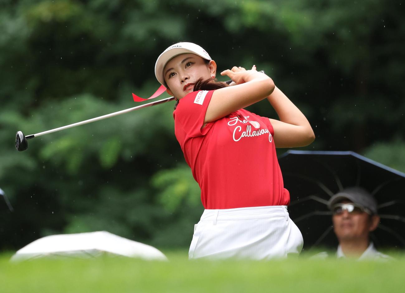 北海道meijiカップ　最終日　2番、ティーショットを放つ河本（撮影・黒川智章）