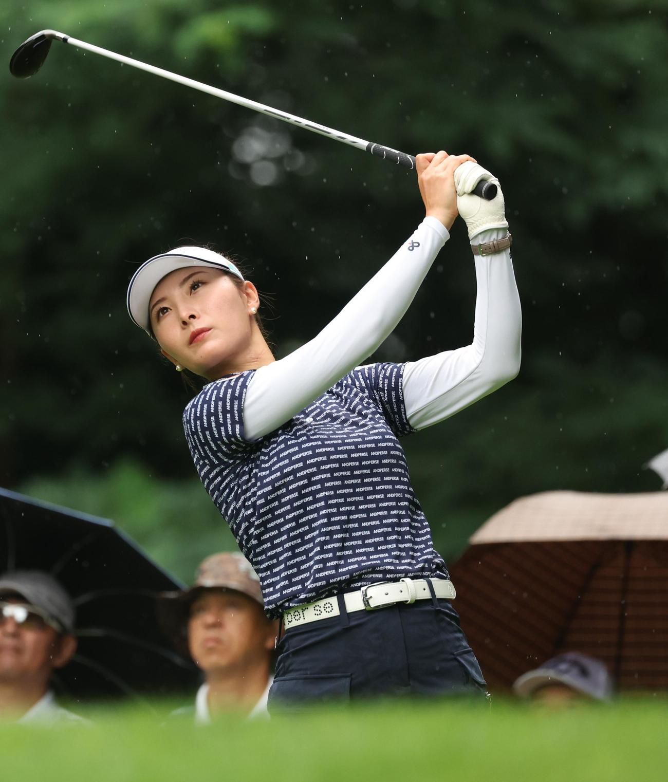 北海道meijiカップ　最終日　2番、ティーショットを放つ鶴岡（撮影・黒川智章）