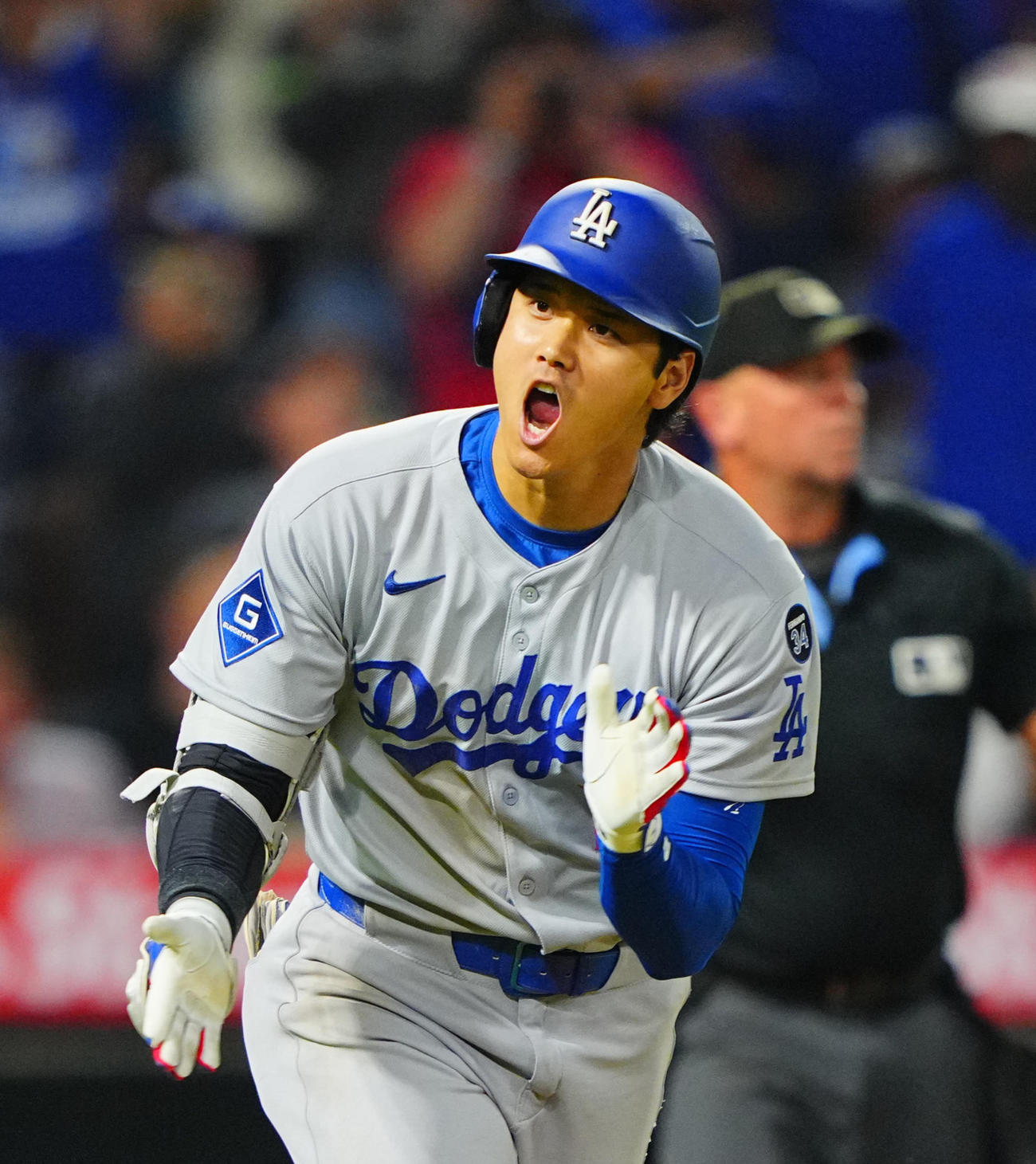 25年8月12日　9回表ドジャース無死、ソロ本塁打を放ち雄たけびをあげる大谷（撮影・垰建太）