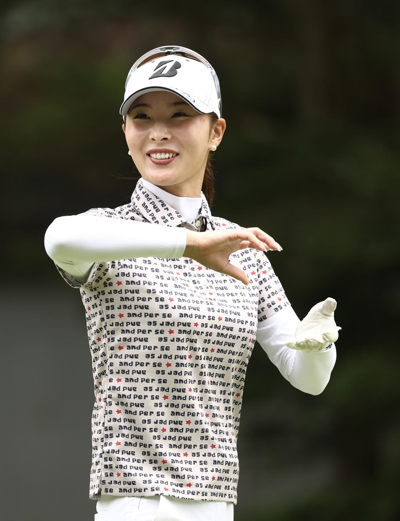 プロアマ戦に臨む鶴岡（撮影・河田真司）