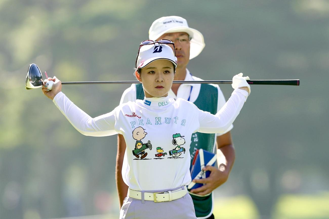 4番、ストレッチする川崎（撮影・河田真司）