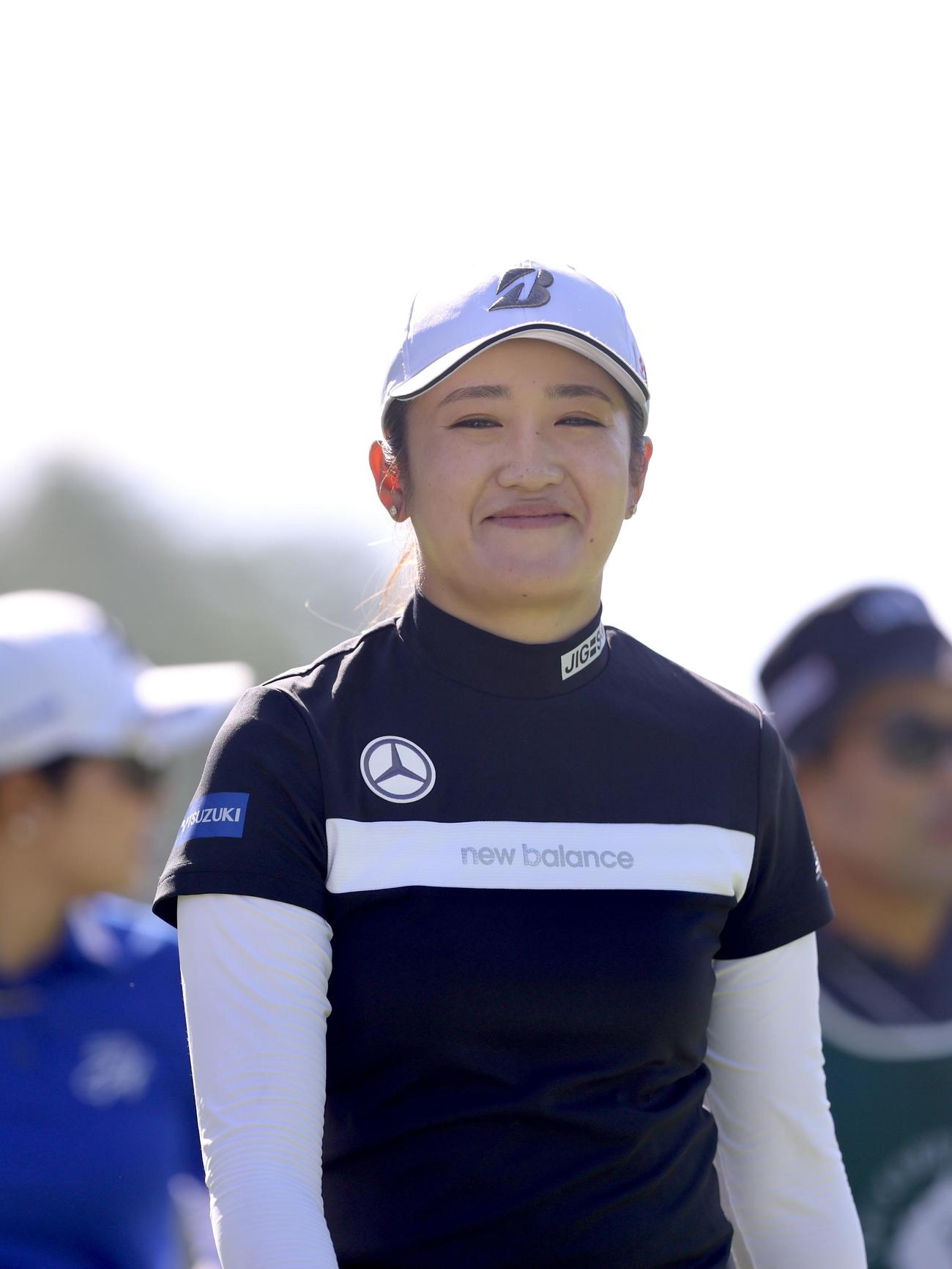 4番、笑顔で移動する稲見（撮影・河田真司）