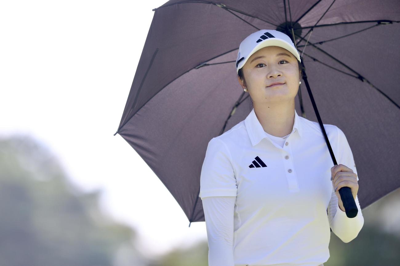 4番、日傘を差し移動する森田（撮影・河田真司）