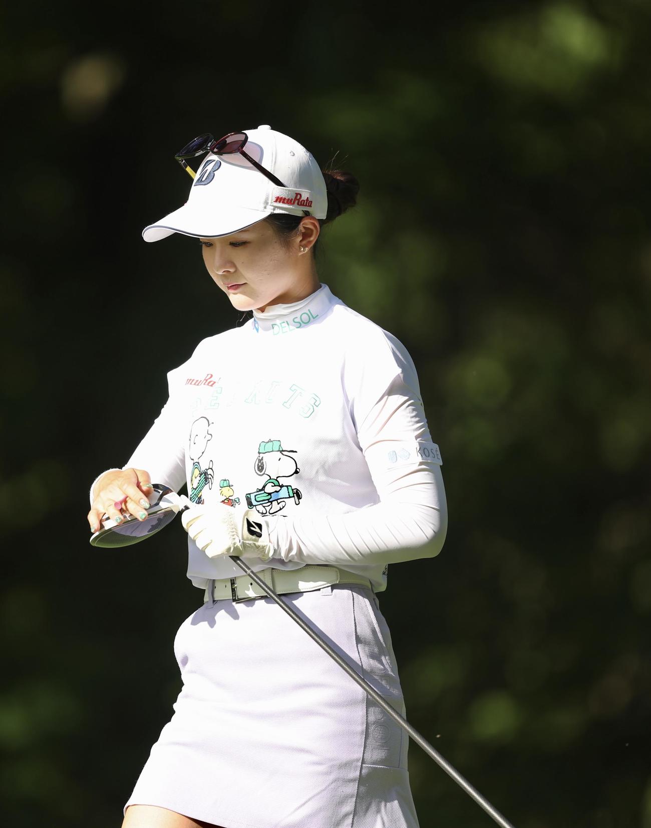 2番、ティーショットを放ち移動する川崎（撮影・河田真司）