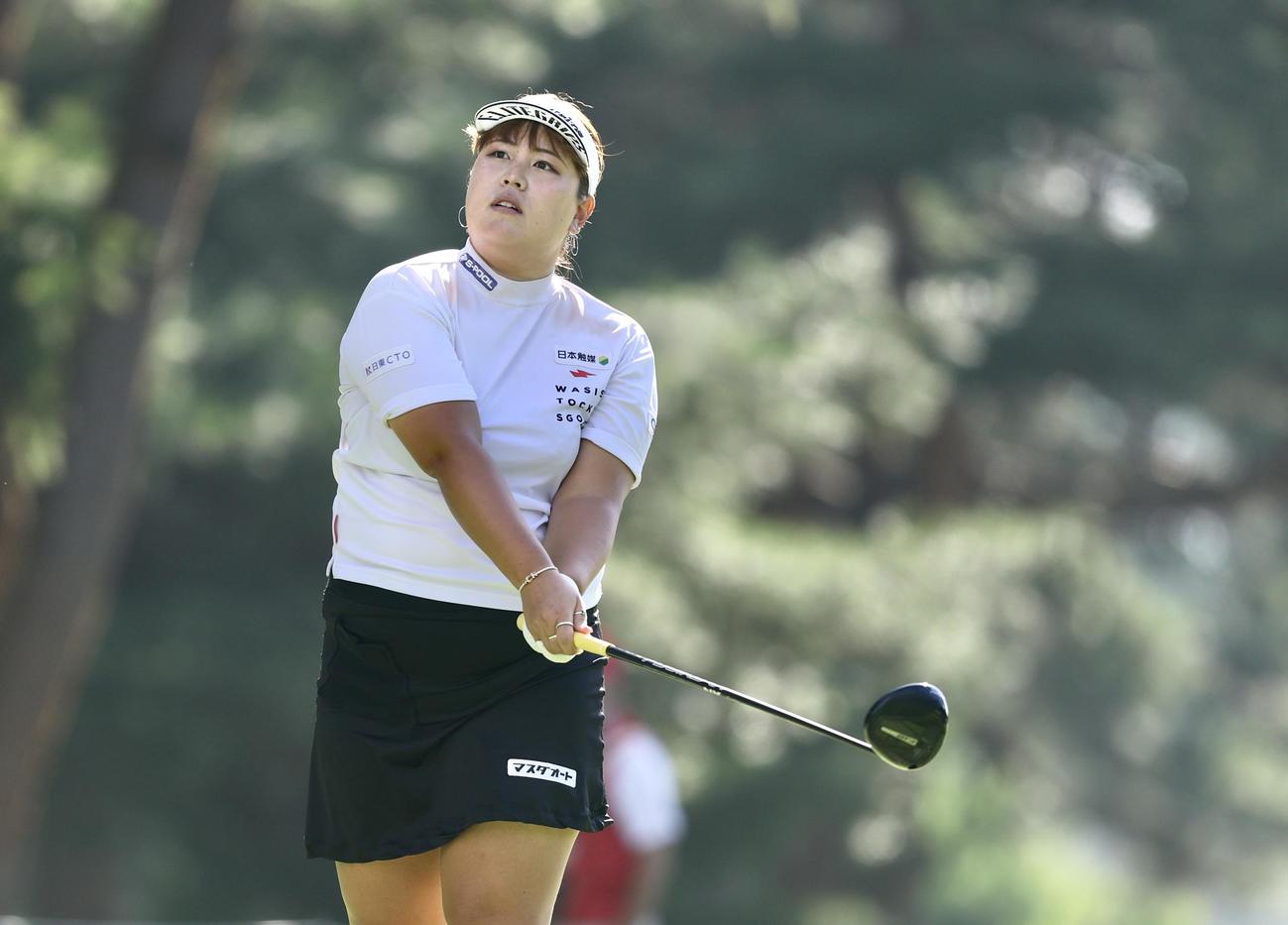 4番、ティーショットを放つささきしょうこ（撮影・河田真司）