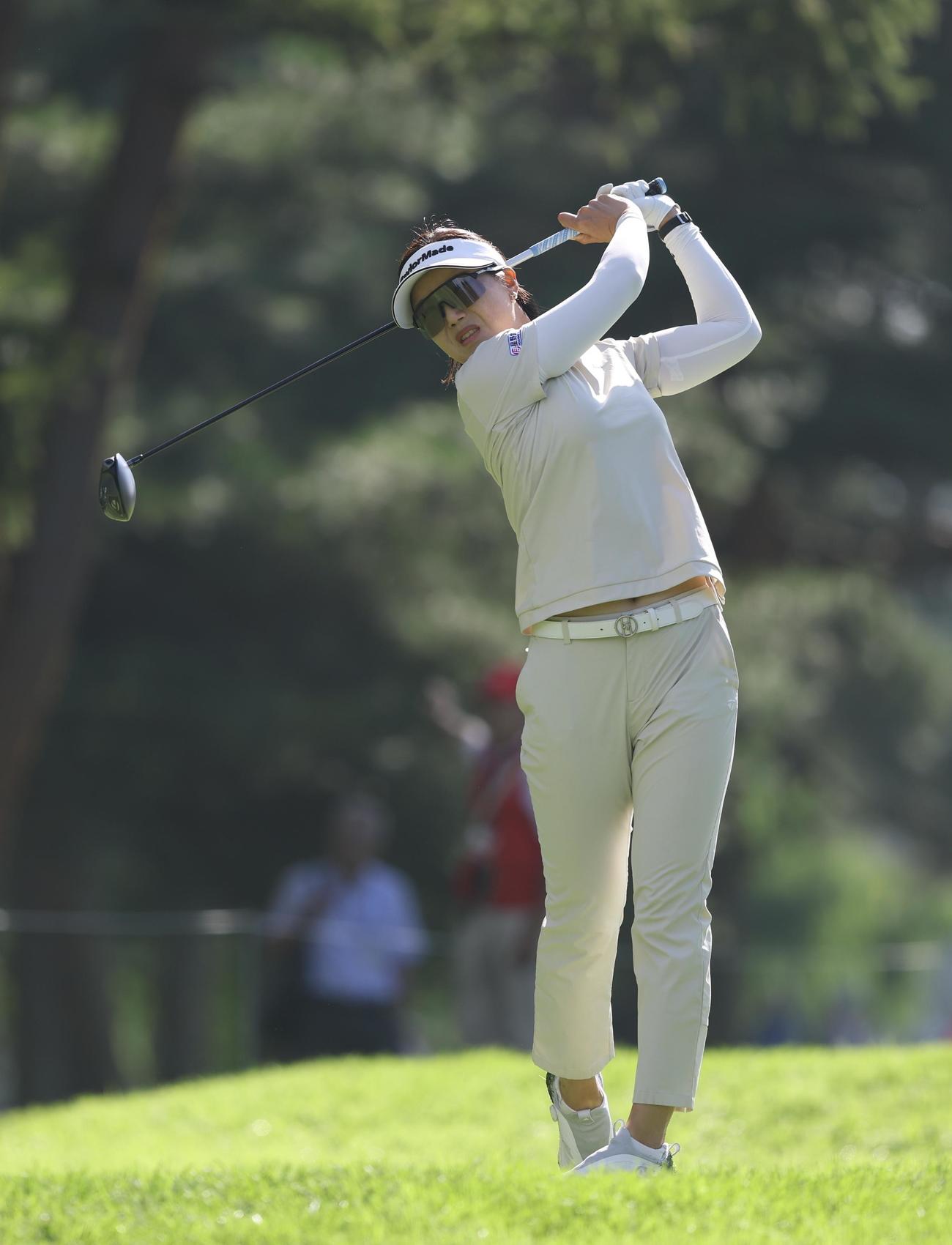 4番、ティーショットを放つ全美貞（撮影・河田真司）