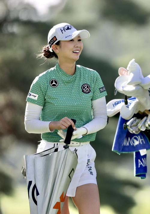 4番、笑顔で移動する金沢（撮影・河田真司）