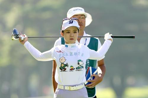 4番、ストレッチする川崎（撮影・河田真司）