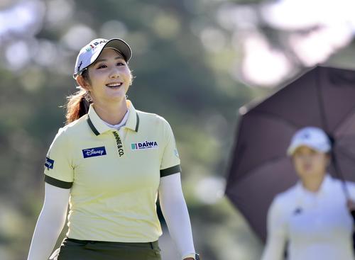 4番、笑顔で移動するペ・ソンウ（撮影・河田真司）