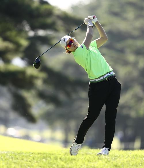 4番、ティーショットを放つ福山（撮影・河田真司）