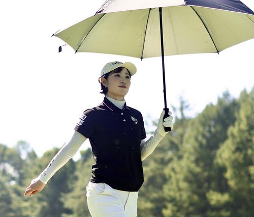 4番、日傘を差し移動する蛭田（撮影・河田真司）