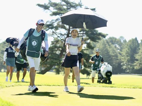 4番、日傘を差し移動する木村（撮影・河田真司）