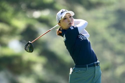 4番、ティーショットを放つ宮田（撮影・河田真司）