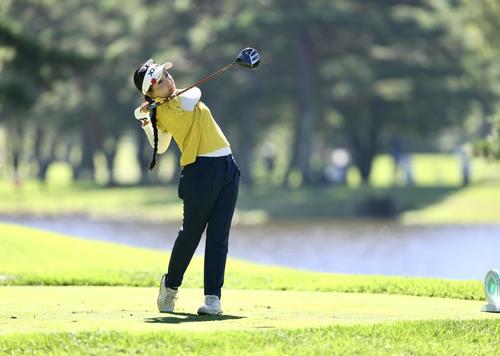 4番、ティーショットを放つ青木（撮影・河田真司）