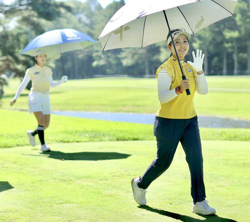 4番、笑顔で移動する青木（撮影・河田真司）