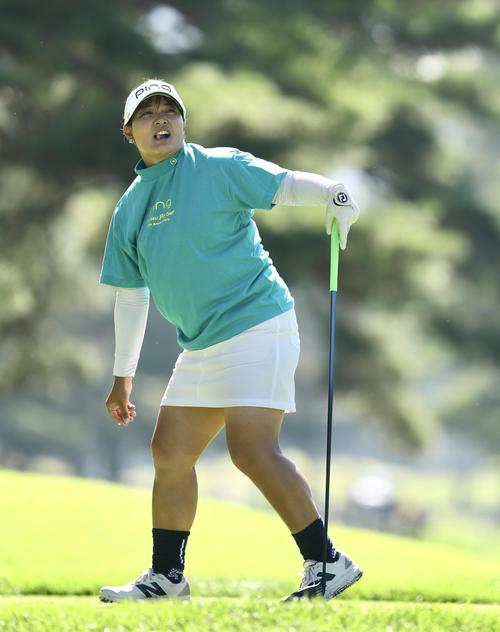 4番、ティーショットを放つ鈴木（撮影・河田真司）