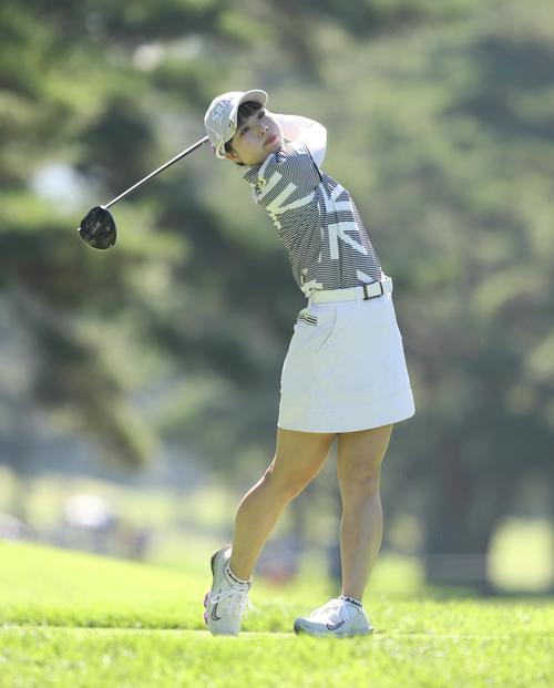 4番、ティーショットを放つ尾関（撮影・河田真司）