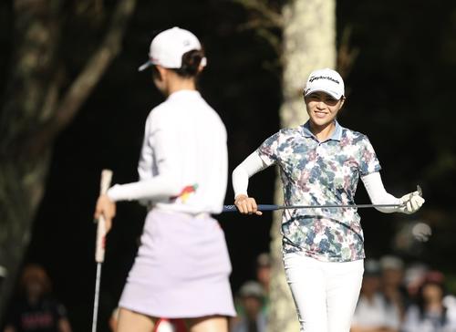 1番、グリーン上で笑顔を見せる新垣（撮影・河田真司）