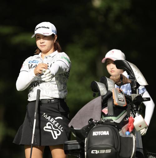 2番、ティーショットに臨む泉田（撮影・河田真司）