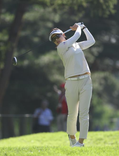 4番、ティーショットを放つ全美貞（撮影・河田真司）