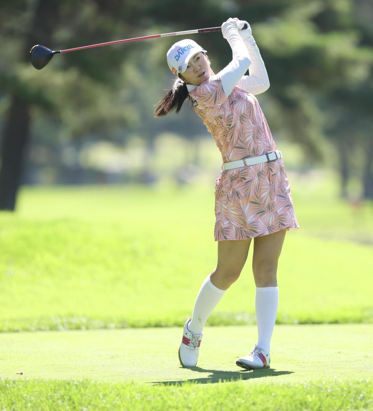 4番、ティーショットを放つ堀（撮影・河田真司）