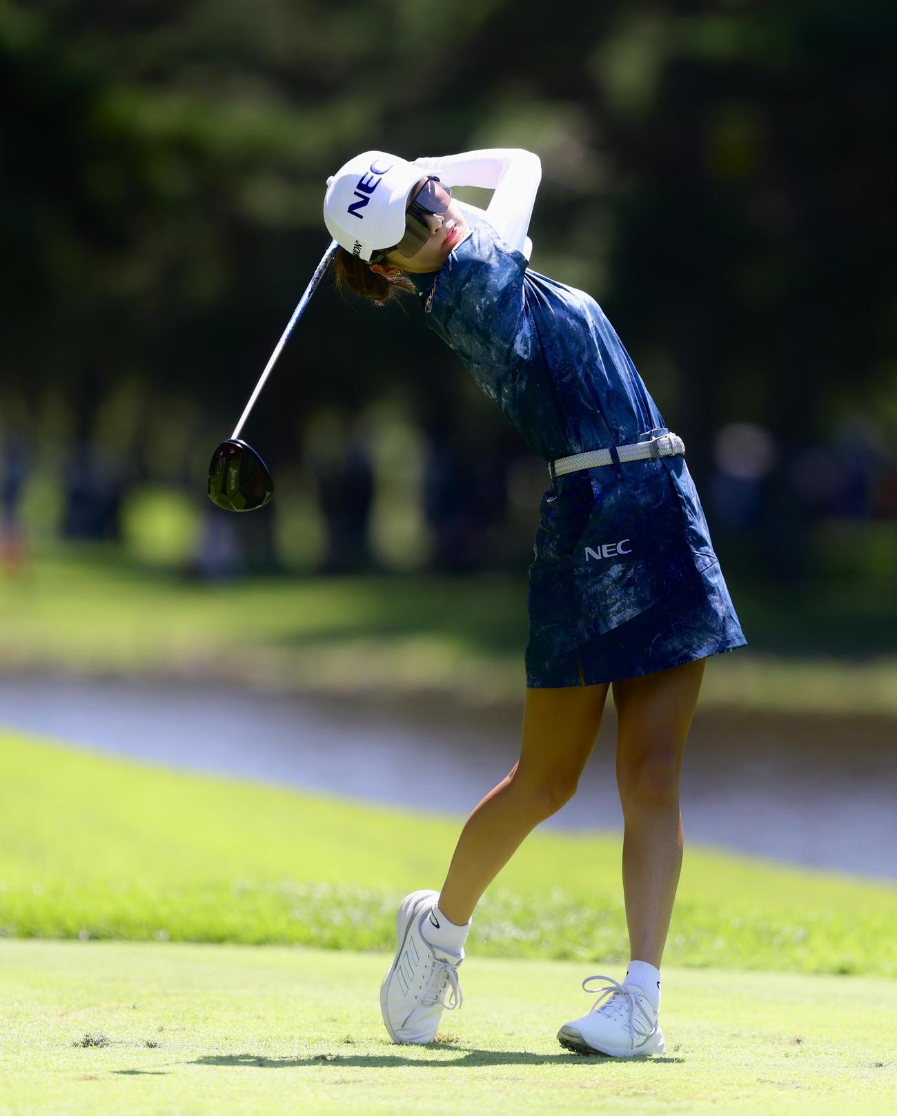 4番、ティーショットを放つ安田祐（撮影・河田真司）