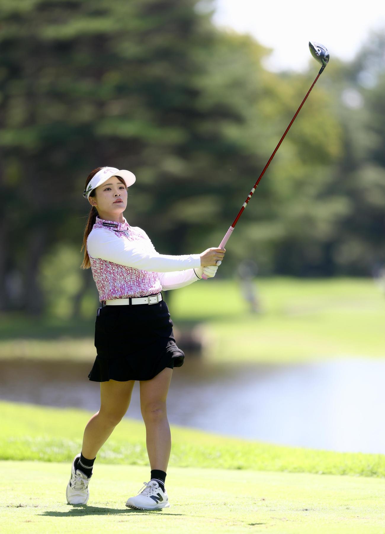 4番、ティーショットを放つ政田（撮影・河田真司）