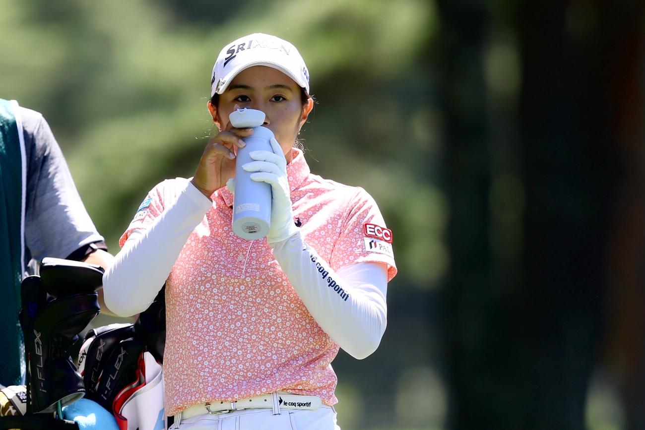 4番、水分補給する中村（撮影・河田真司）