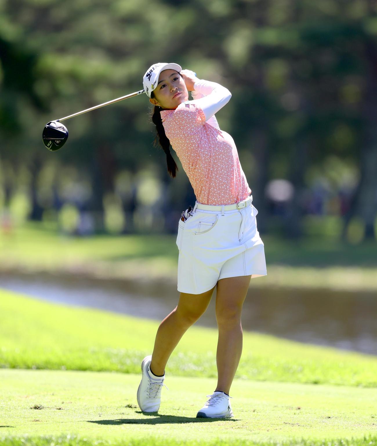 4番、ティーショットを放つ中村（撮影・河田真司）