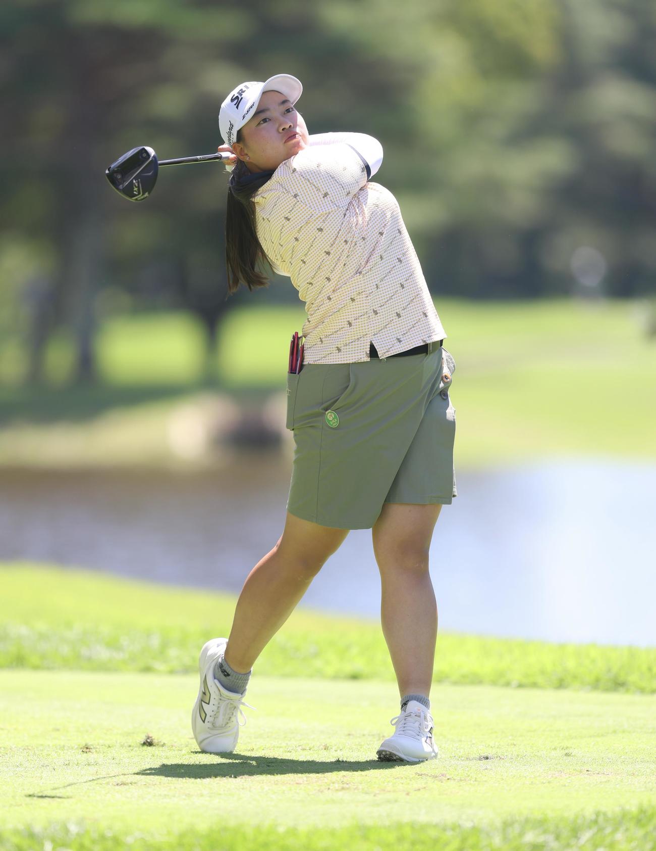 4番、ティーショットを放つ入谷（撮影・河田真司）