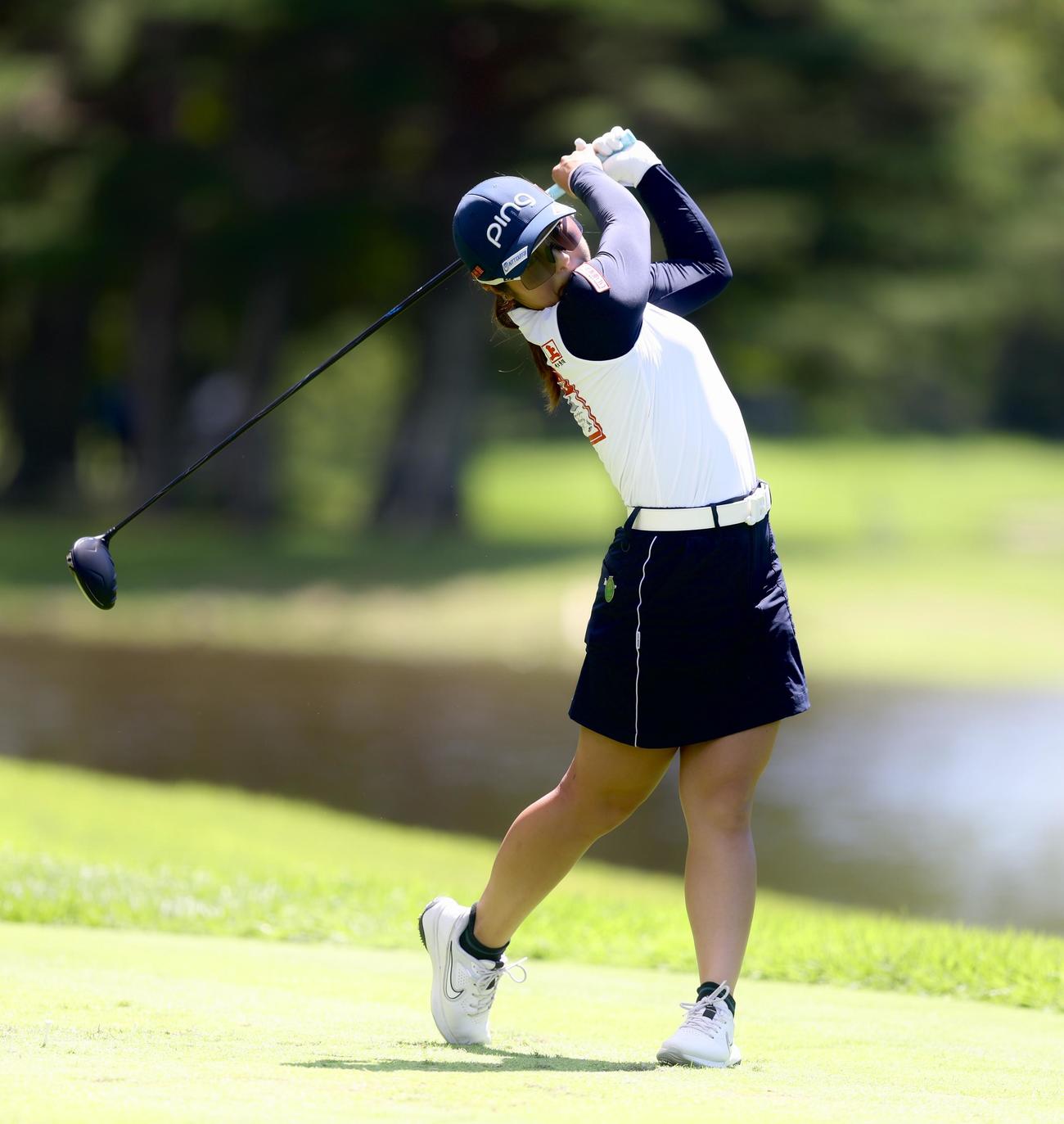 4番、ティーショットを放つ佐久間（撮影・河田真司）