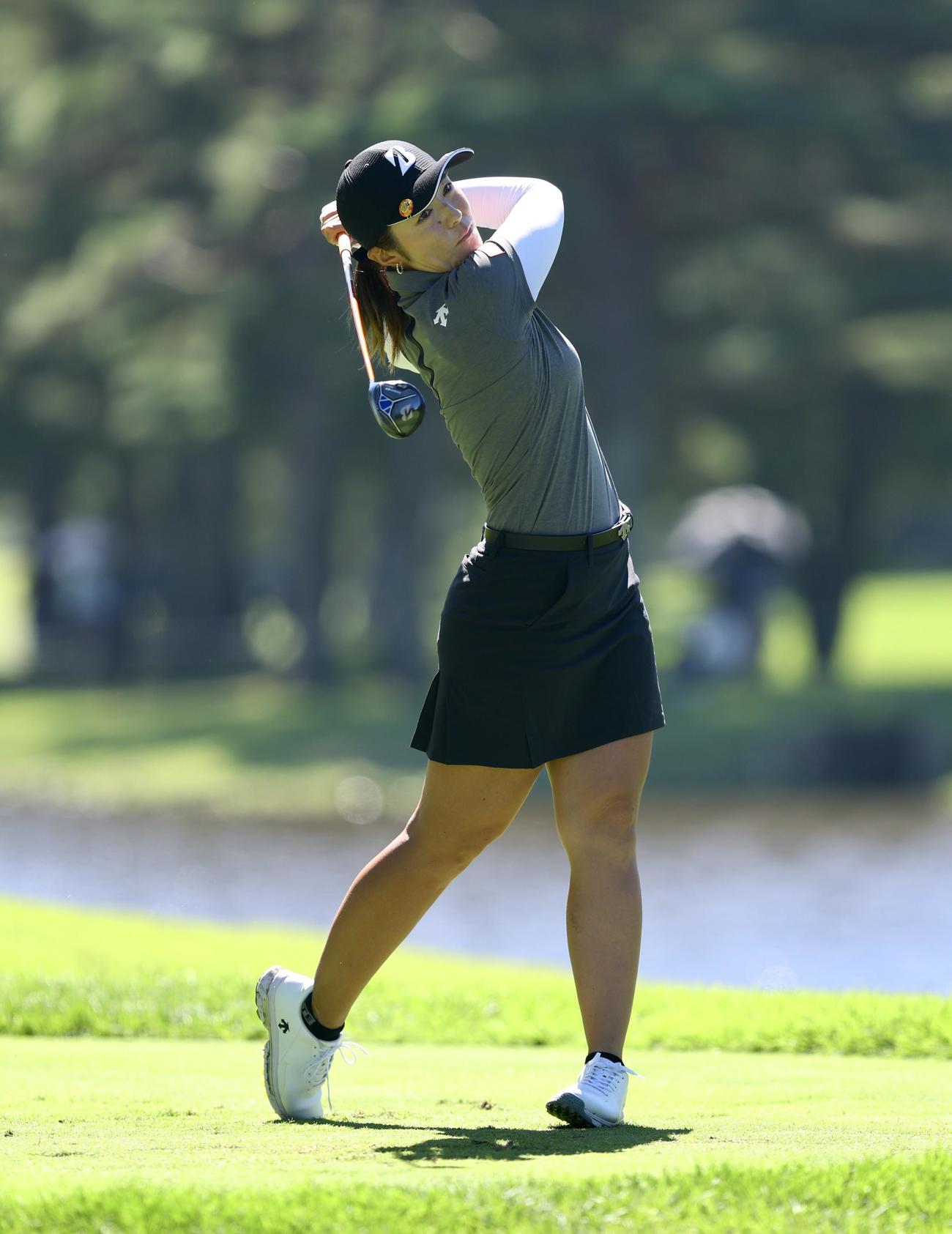 4番、ティーショットを放つ渡辺（撮影・河田真司）