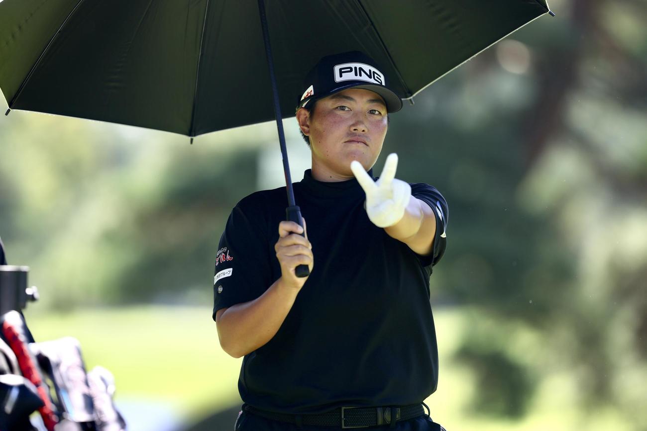 4番、Vサインしながら移動する工藤（撮影・河田真司）