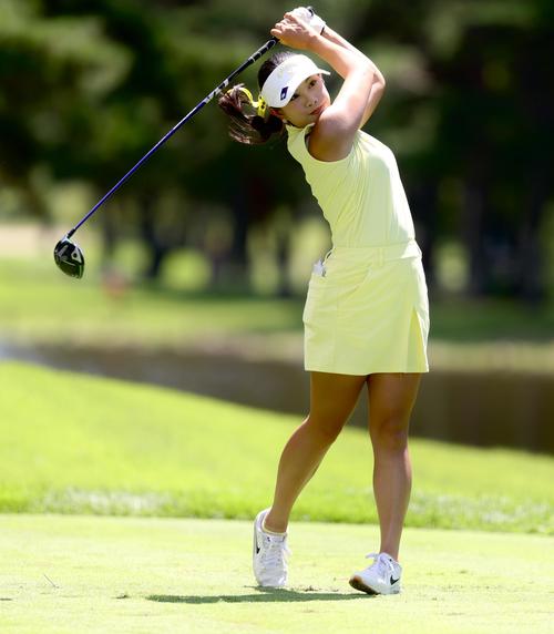 4番、ティーショットを放つ河本（撮影・河田真司）