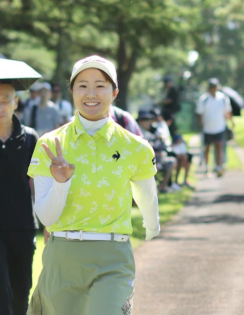 4番、Vサインしながら移動する稲垣（撮影・河田真司）