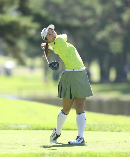 4番、ティーショットを放つ稲垣（撮影・河田真司）