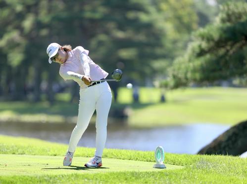 4番、ティーショットを放つ高橋（撮影・河田真司）